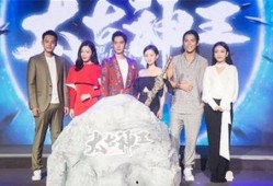 为了吃瓜进娱乐圈却火了,意外走红娱乐圈的跨界传奇